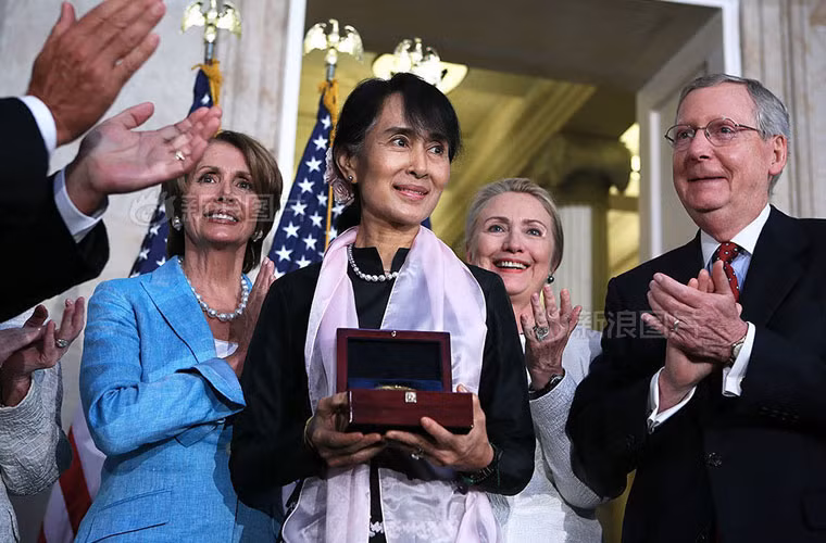 Năm 2012, nữ chính khách kiên cường Aung San Suu Kyi sang thăm Mỹ và nhận huân chương vàng – huân chương cao nhất mà chính phủ Mỹ trao tặng cho công dân – nhằm ghi nhận những cống hiến của bà trong cuộc đấu tranh ở Myanmar.
