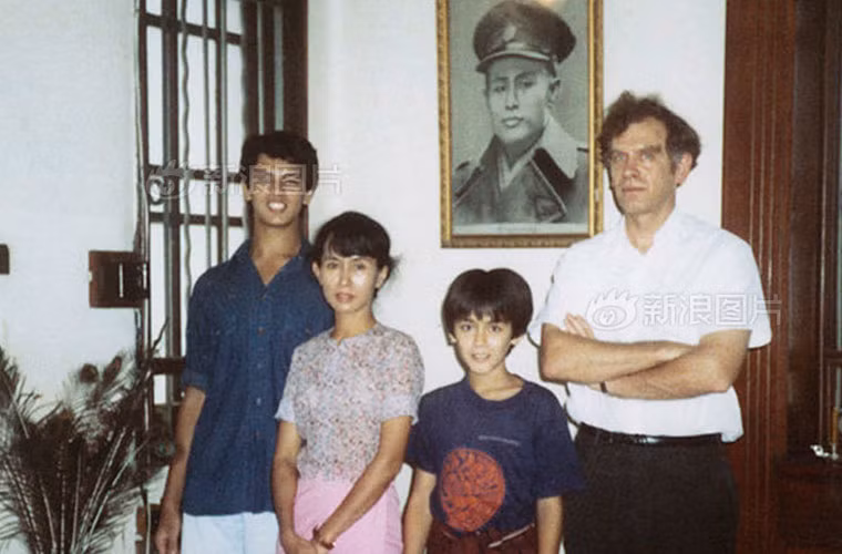 Vào năm 1999, chồng bà đã qua đời sau thời gian chống chọi lại căn bệnh ung thư. Trong lúc này, bà Auang San Suu Kyi vẫn ở Myanmar và không thể tới gặp chồng lần cuối bởi bà hiểu rằng, nếu trở về Anh gặp chồng thì bà sẽ không thể quay trở về Myanmar được.