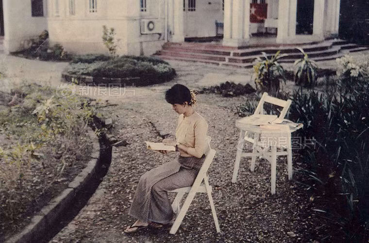 Lúc đó, đất nước Myanmar đang bị chia rẽ trong một cuộc chiến giữa bên chính quyền quân sự và giới sinh viên, tri thức đấu tranh đòi dân chủ. Trước tình cảnh đó, bà Auang San Suu Kyi quyết định ở lại quê nhà để tham gia đấu tranh vì nền dân chủ cho người dân.