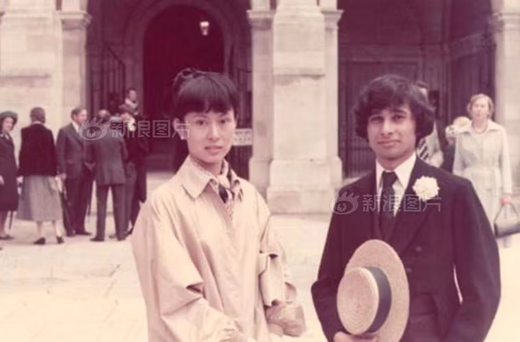 18 tuổi, “người đàn bà thép” của Myanmar học ở trường Đại học Oxford. Trong thời gian học tại đây, bà đã viết tiểu sử về cha mình bằng tiếng Anh.