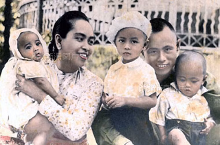 Bé gái Aung San Suu Kyi chụp hình chung với các thành viên trong gia đình. Cha bà là tướng Aung San, “cha đẻ” của nền độc lập Miến Điện (nay là Myanmar). Ông lãnh đạo người dân đưa đất nước thoát khỏi sự thống trị của thực dân Anh và phát xít Nhật.