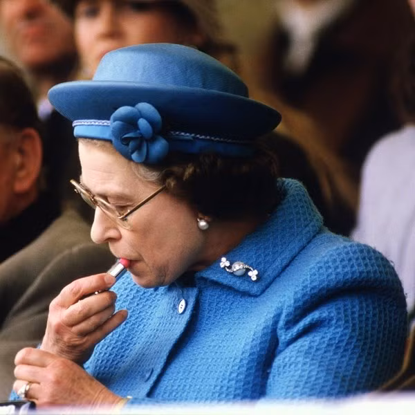 7. Thoa son ở đám đông như bao phụ nữ. Dù ở cương vị một Nữ hoàng, nhưng bà cũng giống như nhiều người phụ nữ bình thường khác, khi luôn mang theo túi xách và trong đó có một thỏi son. Khi son nhạt, bà cũng thoa lại, ngay cả khi trước đám đông. Ảnh: Vietnamplus.