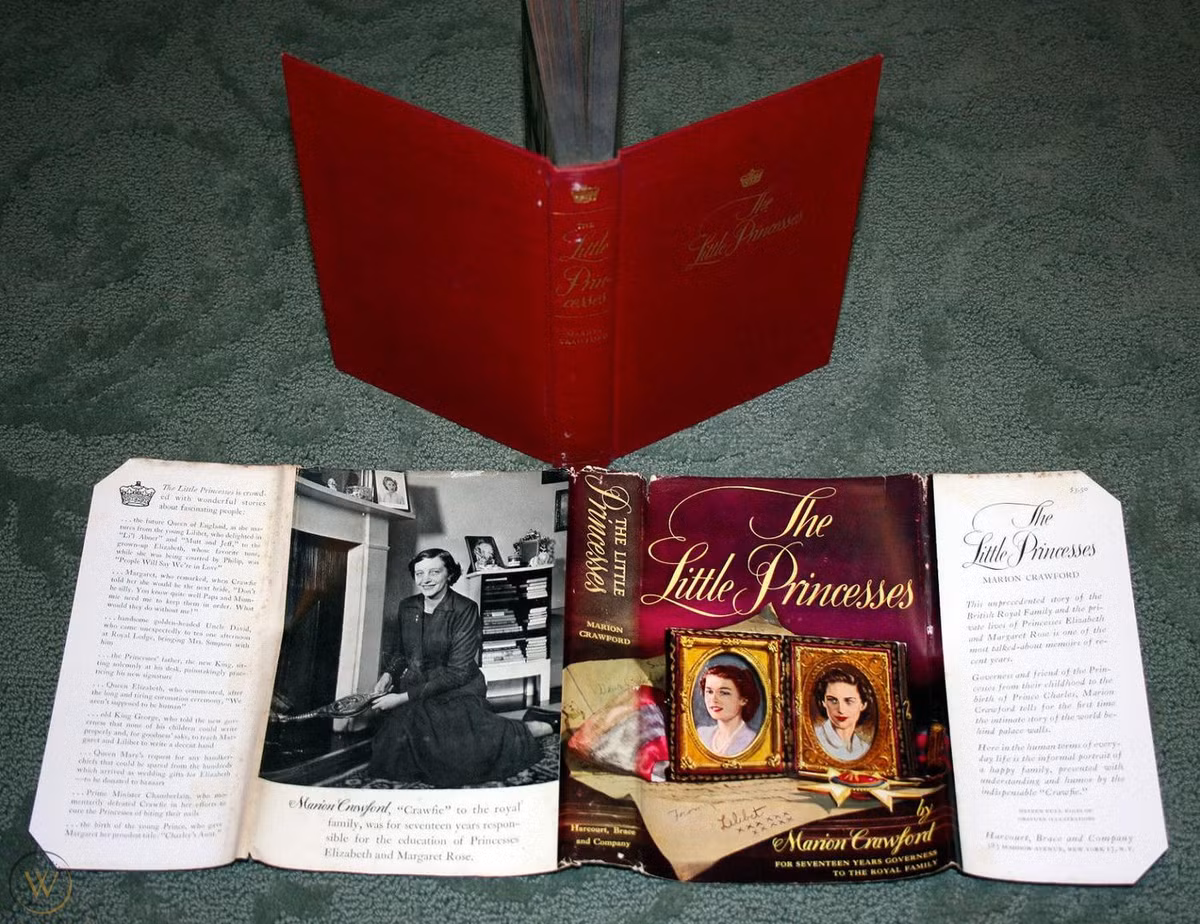 "The little princesses" của Marion Crawford. Marion Crawford là giáo viên người Scotland. Bà là gia sư của Nữ hoàng Elizabeth II từ khi Nữ hoàng còn là một cô công chúa nhỏ. Vì thế, nữ gia sư này đã chứng kiến từng bước trưởng thành của nữ hoàng Anh. Ảnh: Ảnh: Wortth Point.
