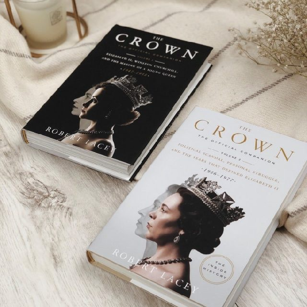"The crown" của Robert Lacey. Đây là một trong những tác phẩm nổi tiếng của nhà sử học người Anh Robert Lacey. Cuốn sách đã tái hiện toàn bộ sự nghiệp kéo dài gần 70 năm của Nữ hoàng Elizabeth II từ khi bà mới lên ngôi. Ảnh: Robert Lacey.