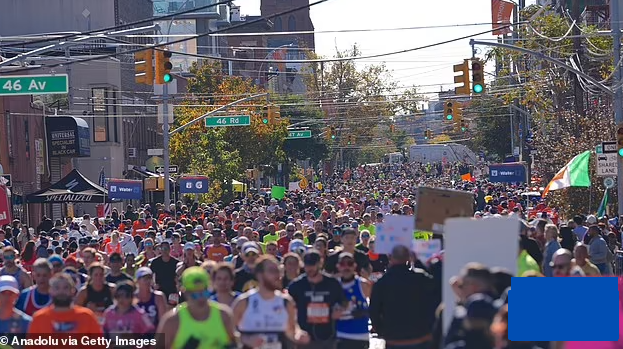 Nam thanh niên ngã tử vong khi đang xem giải chạy marathon - Hình 2 Nam thanh nien nga tu vong khi dang xem giai chay marathon-Hinh-2