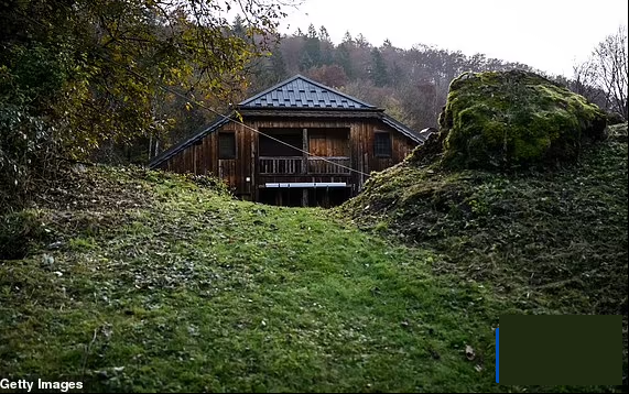 Vừa về nhà, cha bàng hoàng phát hiện thi thể 3 con Vua ve nha, cha bang hoang phat hien thi the 3 con