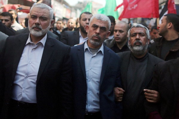 Lực lượng Hamas cũng đã xác nhận về cái chết của ông Sinwar. Được biết, ông Yahya Sinwar sinh năm 1962 tại khu trại tị nạn Khan Yunis. Ông tốt nghiệp cử nhân ngành Ả rập học tại trường Đại học Hồi giáo Gaza. Sinwar sau đó nhanh chóng gây dựng được uy tín tại Gaza. Ảnh: Reuters.