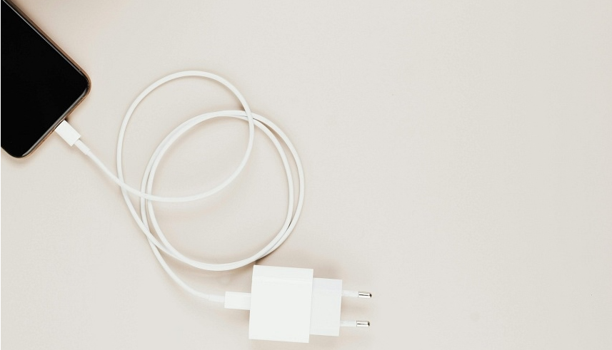 Sạc điện thoại trên xe buýt, nam thanh niên bị điện giật tử vong Sac dien thoai tren xe buyt, nam thanh nien bi dien giat tu vong