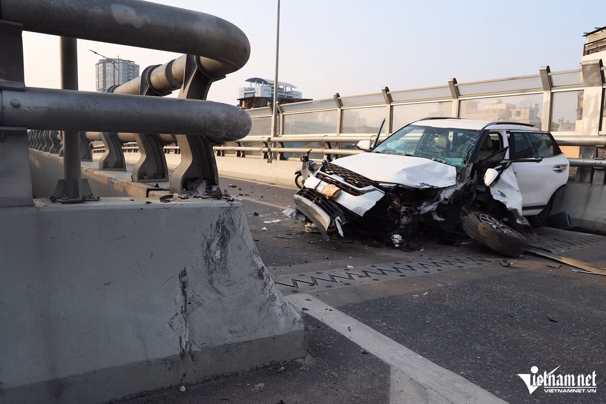 Thời điểm xảy ra tai nạn, ô tô con mang BKS 30H-502.XX lưu thông theo hướng từ cầu Vĩnh Tuy - Ngã Tư Sở. Khi ô tô đi đến lối xuống vành đai 2 - Ngã Tư Vọng thì bất ngờ đâm vào dải phân cách.