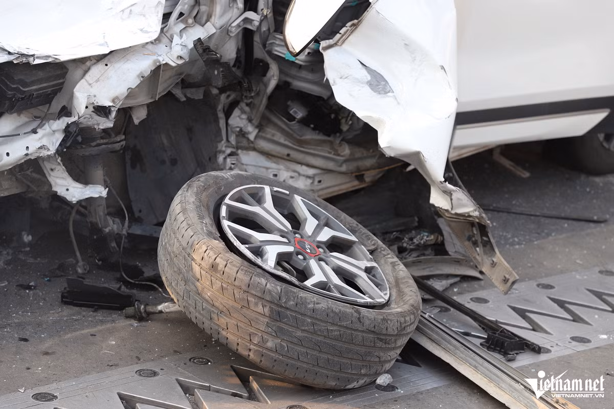 Cú va chạm mạnh khiến ô tô bị hất văng, va đập với dải phân cách và xoay ngang đường. Được biết, tài xế điều khiển ô tô trên đã được Đội Cảnh sát PCCC&amp;CNCH Công an quận Hai Bà Trưng đưa ra bên ngoài và bàn giao cho lực lượng y tế đưa đi cấp cứu tại Bệnh viện Đại học Y Hà Nội.