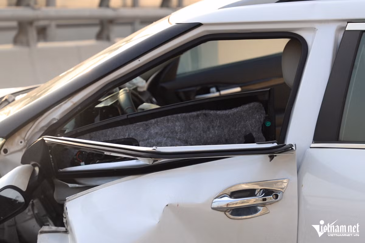 Tại hiện trường, ô tô bị biến dạng hoàn toàn, nhiều mảnh vỡ văng khắp mặt đường. Lốp trước bên trái của ô tô bị rời ra, cánh cửa xe bị biến dạng; nhiều mảnh vỡ của ô tô còn vương vãi trên đường.