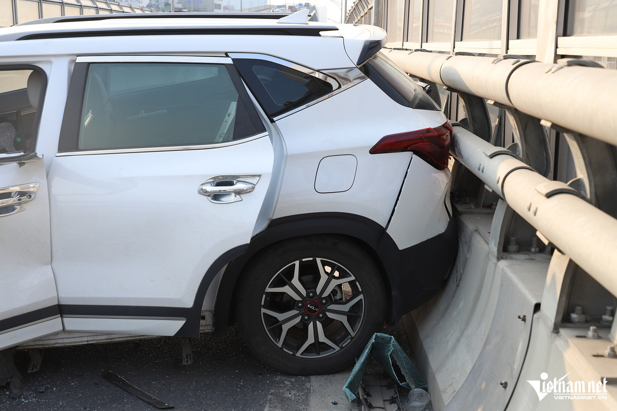 Nhận được tin báo, công an phường và lực lượng CSGT Công an TP Hà Nội đã đến bảo vệ hiện trường, giải quyết vụ tai nạn. Do ảnh hưởng của vụ tai nạn, đường vành đai 2 đã bị ùn tắc cục bộ.