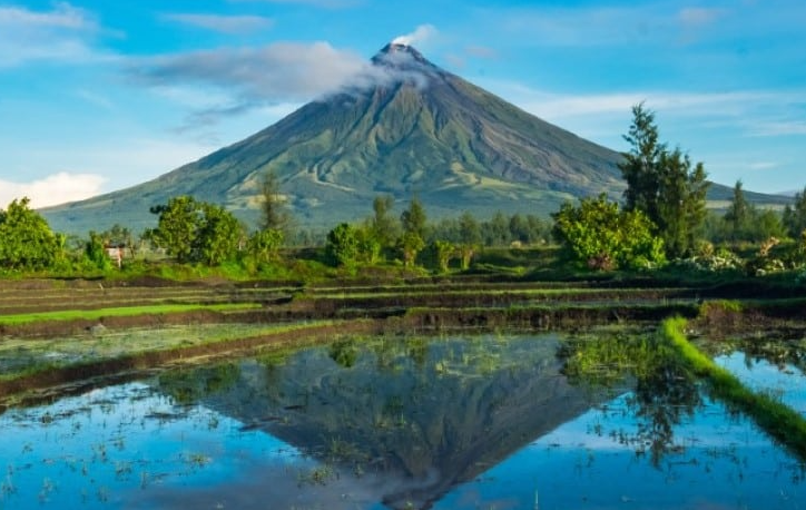 Mayon, ngọn núi lửa hoạt động mạnh nhất ở Philippines, có hình nón đối xứng hoàn hảo. Ảnh: Shutterstock.