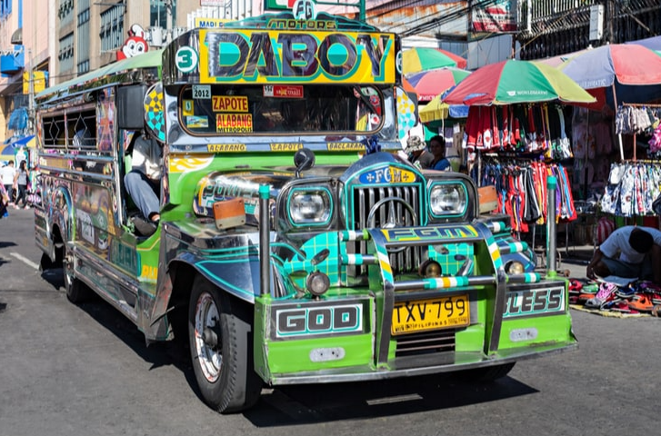 Philippines nổi tiếng với Jeepney - những chiếc xe buýt nhiều màu sắc. Đây là phương tiện giao thông công cộng rẻ nhất và phổ biến nhất ở nước này. Tuy nhiên, gần đây, phương tiện này dần bị hạn chế để giảm bớt tình trạng tắc đường trong thành phố. Ảnh: Shutterstock.