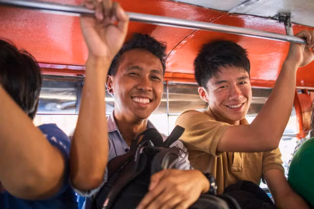 Người dân Philippines thích hát karaoke, và hầu như mọi nhà đều có máy hát karaoke. Ảnh: Getty.