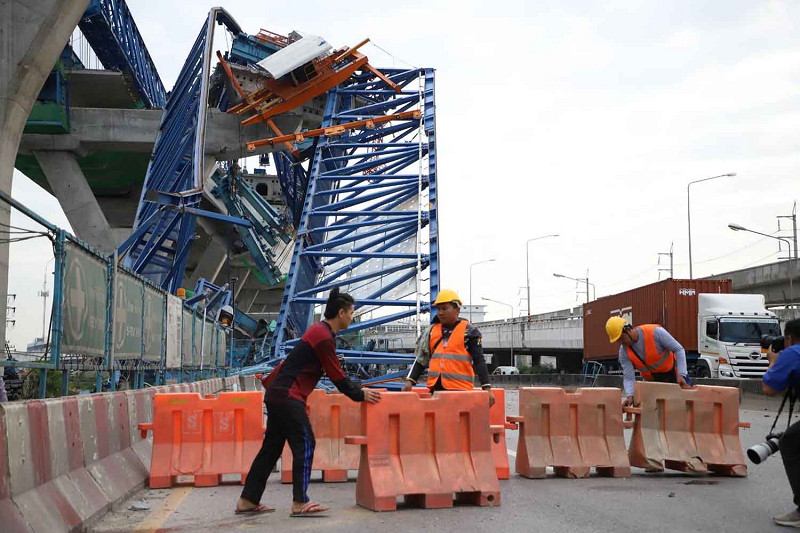 Hiện trường vụ sập cần cẩu khi đang xây cầu, nhiều thương vong - Hình 3 Hien truong vu sap can cau khi dang xay cau, nhieu thuong vong-Hinh-3
