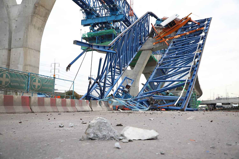 Hiện trường vụ sập cần cẩu khi đang xây cầu, nhiều thương vong - Hình 4 Hien truong vu sap can cau khi dang xay cau, nhieu thuong vong-Hinh-4