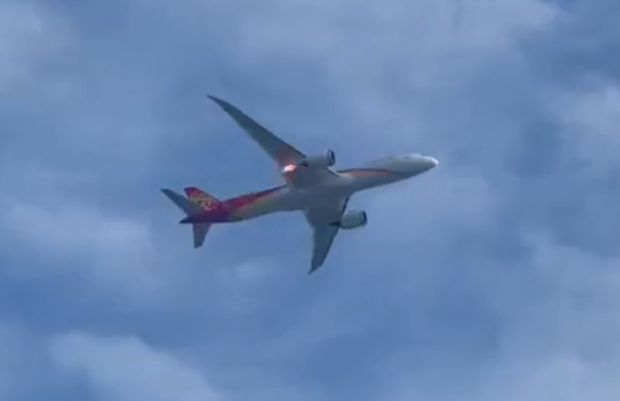 Máy bay chở 265 người cháy động cơ giữa không trung May bay cho 265 nguoi chay dong co giua khong trung