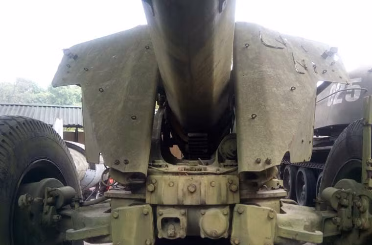 Trên M46 thiết kế tấm khiên bao quanh nòng pháo giúp bảo vệ mức tối thiểu cho pháo thủ khỏi đạn nhọn và mảnh.