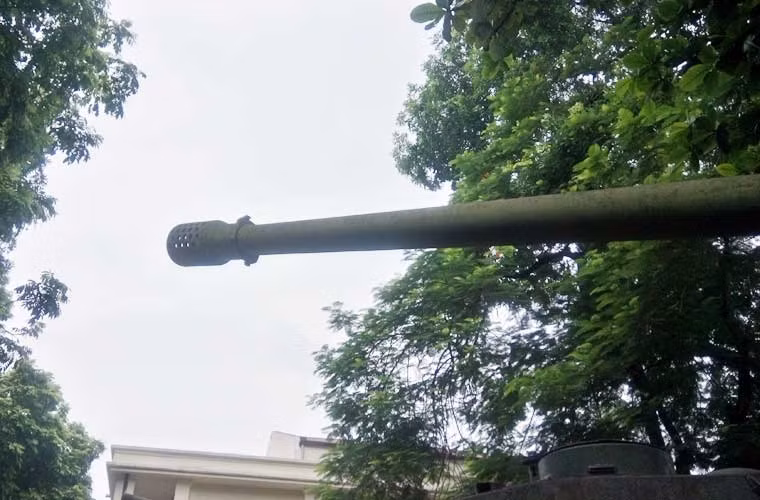 Tầm bắn tối đa của pháo M46 là 27km còn sử dụng đạn pháo tăng tầm thì tầm bắn có thể lên tới 38km. Hoặc nếu dùng để bắn trực tiếp xe tăng thì tầm bắn là 1,14km ngắm bắn qua nòng pháo. Bên cạnh chức năng chính là bắn gián tiếp (bắn cầu vồng), M46 cũng có thể bắn trực tiếp thậm chí là trong ban đêm với kính ngắm đêm chuyên dụng. Ảnh: Loa giảm giật ở đầu nòng pháo.