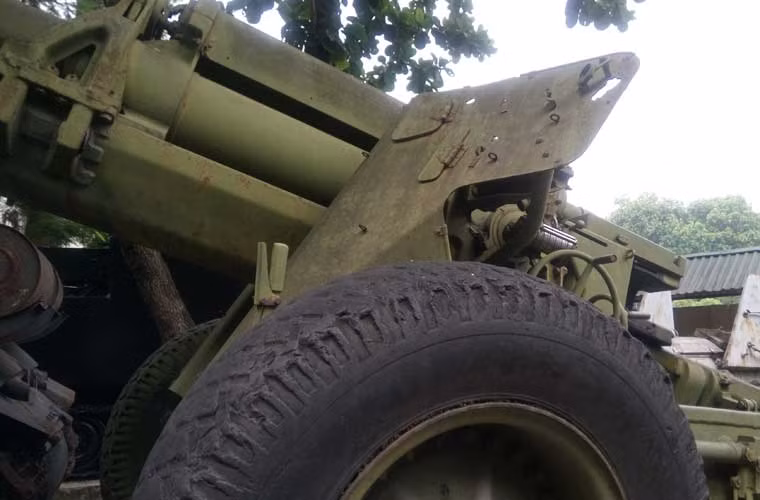 Toàn bộ khung bệ pháo đặt trên hai bánh cao su lớn để di chuyển.