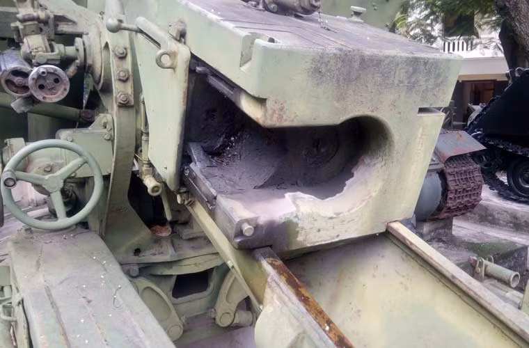 Cận cảnh bộ phận nạp đạn của pháo nòng dài 130mm. Tốc độ bắn của pháo phụ thuộc nhiều vào độ thuần thục của kíp pháo thủ, nhưng với kỹ năng tốt pháo 130mm loại này sẽ đạt tốc độ 6 viên/phút trong trạng thái bình thường, còn nếu bắn lâu thì tốc độ khoảng 5 viên/phút, trong khi bắn cấp tập thời gian ngắn có thể đạt tốc độ tới 8 viên/phút.