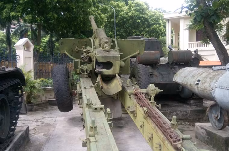 Pháo nòng dài M46 130mm có trọng lượng lên tới 7,7 tấn, dài 11,73m, rộng 2,45m. Thiết kế khung thân pháo có hai càng dài, khi triển khai, pháo thủ sẽ đóng một phần của hai càng xuống đất để cố định vị trí, chống xô đẩy do lực giật khi khai hỏa.