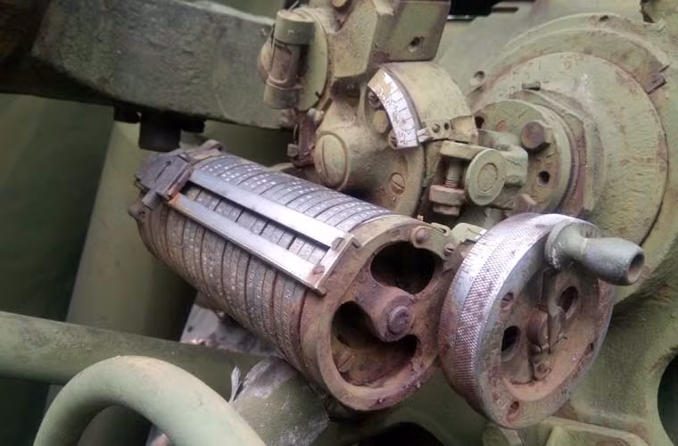 Các thiết bị hiệu chỉnh góc bắn pháo.