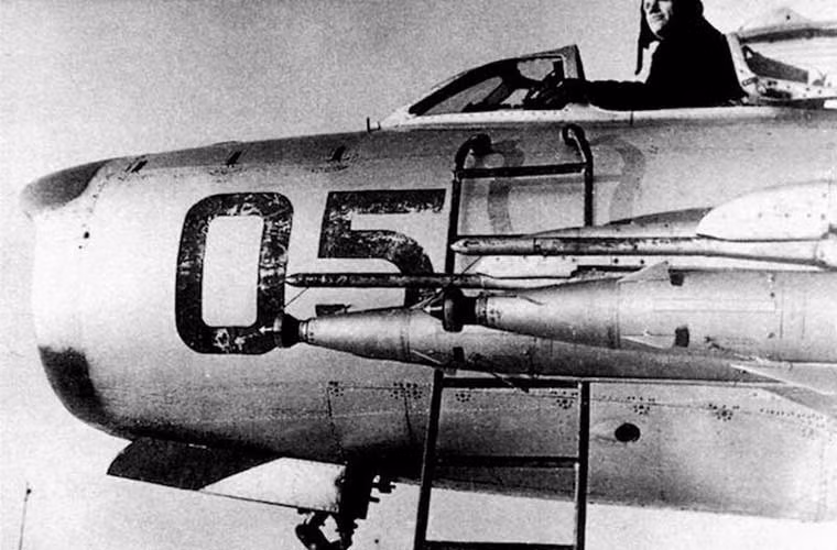 Tên lửa không đối không K-5 có thể mang phóng trên các máy bay tiêm kích đánh chặn MiG-17, MiG-19, MiG-21, Su-9, Su-15, Yak-25K. Trong ảnh, tên lửa K-5 được lắp trên giá phóng tiêm kích đánh chặn tốc độ siêu âm MiG-19.