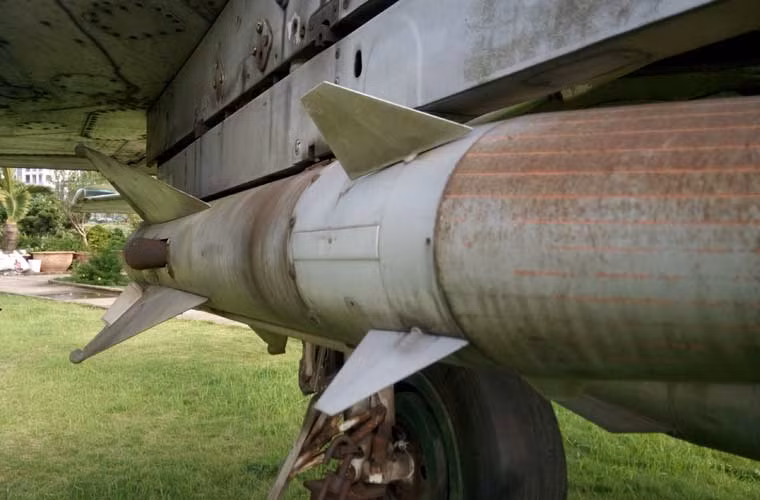 Tên lửa K-5 bắt đầu được Liên Xô viện trợ cho Việt Nam trong kháng chiến chống Mỹ. Theo các tài liệu, Liên Xô cung cấp cho Việt Nam biến thể K-5MS (hay còn gọi là K-51, RS-2US) có thể trang bị trên các tiêm kích MiG-19PMU, Su-9, MiG-21PFM/MF.