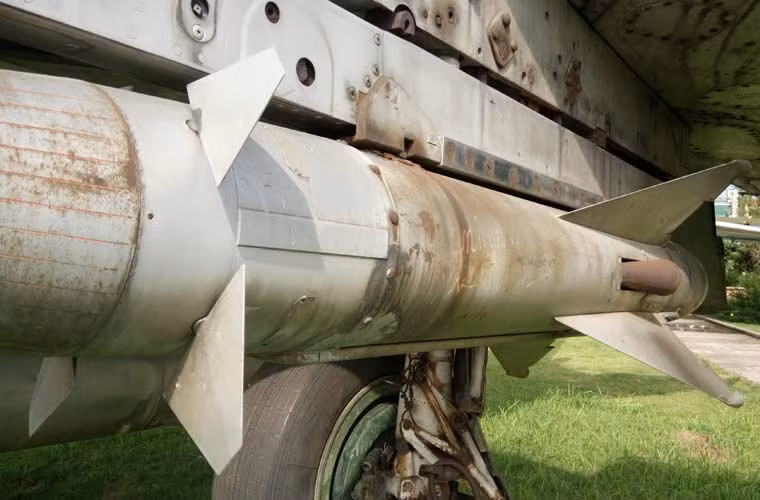 Tên lửa không đối không K-5 dài 2,5m, đường kính thân 200mm, trọng lượng tổng thể 82,7kg. Trên thân đạn 4 cánh lái nhỏ gần đầu và 4 cánh lái lớn ở đuôi.