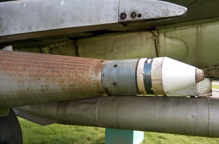 Đáng ngạc nhiên, tên lửa đối không K-5 sử dụng hệ dẫn đường radar bán chủ động thay vì hồng ngoại như K-13. Tuy nhiên, đây lại chính là điểm yếu chết người của K-5. Hệ thống dẫn đường radar trên máy bay thuộc thế hệ sơ khai, khó dẫn bắn, radar trên tiêm kích cũng bị hạn chế nhiều. Ngoài ra, Không quân Mỹ đã triển khai nhiều biện pháp gây nhiễu radar chủ động, thụ động nên K-5 khó phát huy được hiệu quả.