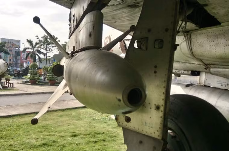 Tên lửa được trang bị động cơ đẩy nhiên liệu rắn với 2 vòi phun đặt ở dọc thân đạn, tầm bắn 2-6km trên độ cao 5-20km, tốc độ bay 800m/s.