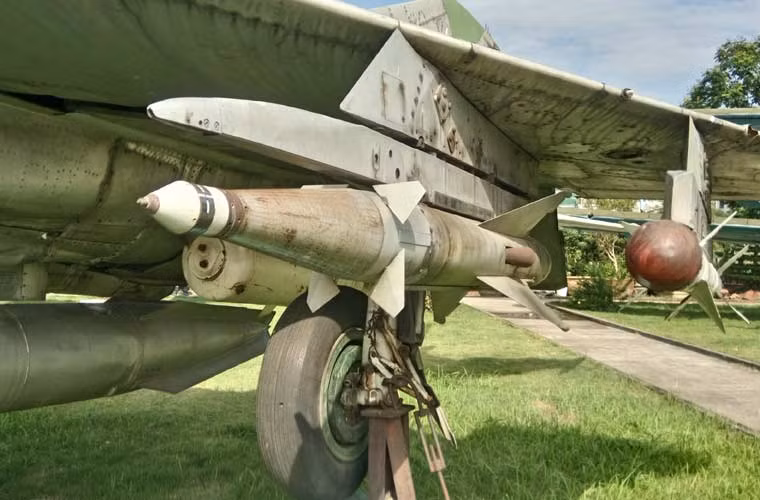 Hiện nay, trên một trong các hiện vật tiêm kích MiG-21 được trưng bày tại Bảo tàng Quân chủng Phòng không – Không quân, có một chiếc MiG lắp hai loại tên lửa. Ngoài tên lửa huyền thoại K-13 đã bắn hạ vô số máy bay chiến đấu Đế quốc Mỹ, thì loại còn lại là tên lửa không đối không K-5. K-5 thường không được biết đến nhiều do những chiến công của K-13 (hay còn gọi là R-3, AA-2) đã khiến nó lu mờ hoàn toàn.