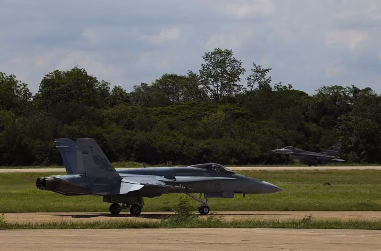 Ảnh tiêm kích đa năng F/A-18C Hornet cất cánh.