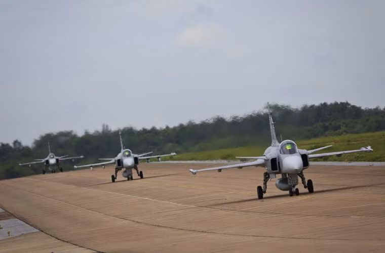 Ảnh: các chiến đấu cơ JAS-39 Gripen của Không quân Hoàng gia Thái Lan xếp thành hàng dọc lăn bánh trên đường băng căn cứ Korat.