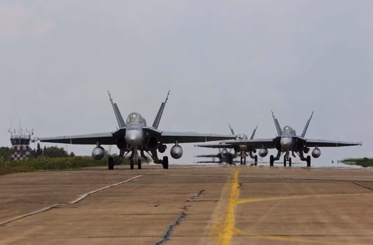 Tiếp sau đội hình tiêm kích JAS-39 là các máy bay chiến đấu F/A-18 Hornet của Không quân Australia.