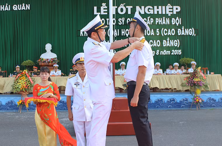Chuẩn Đô đốc Ngô Sĩ Quyết – Phó Tư Lệnh Quân chủng Hải quân gắn quân hàm cho học viên giỏi.