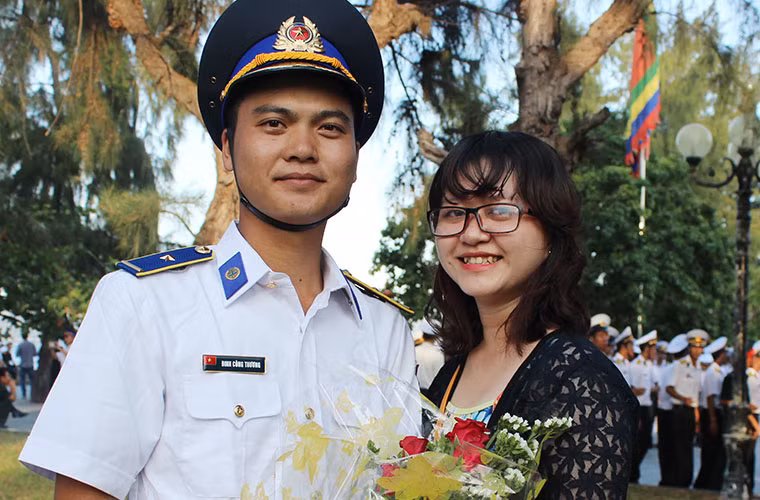 Khoảnh khắc hạnh phúc trên khuôn mặt rạng rỡ của bóng hồng bên cạnh bạn trai sau Lễ tốt nghiệp.