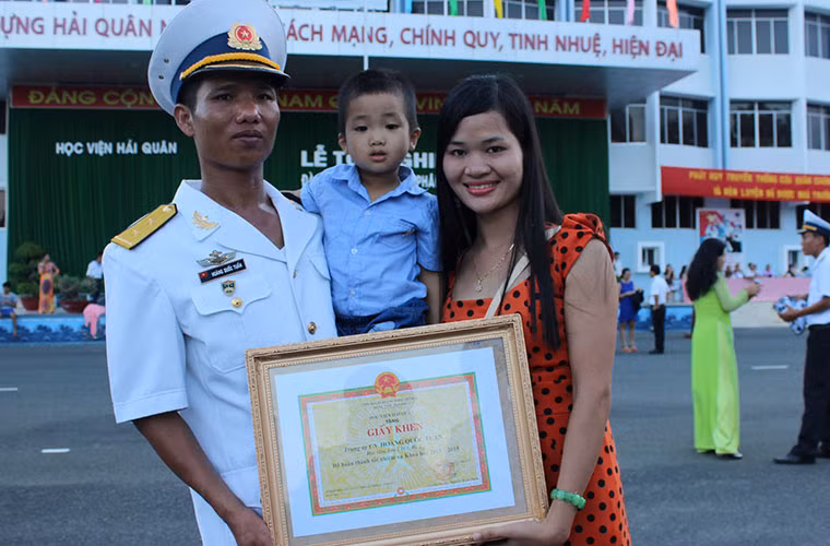 Người vợ mang cả con trai đến dự Lễ tốt nghiệp của chồng mình.