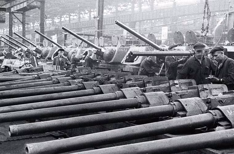 Ngoài lớp giáp khủng. xe tăng KV-1 được trang bị hỏa lực đáng gờm gồm: pháo chính 76mm L-11 (sau này thay bằng khẩu 76mm nòng dài F32 L/41); 3 súng máy DT. Sức mạnh khẩu pháo 76mm L-11 khi đó được đánh giá là hoàn toàn đủ sức công phá xe tăng Panzer.