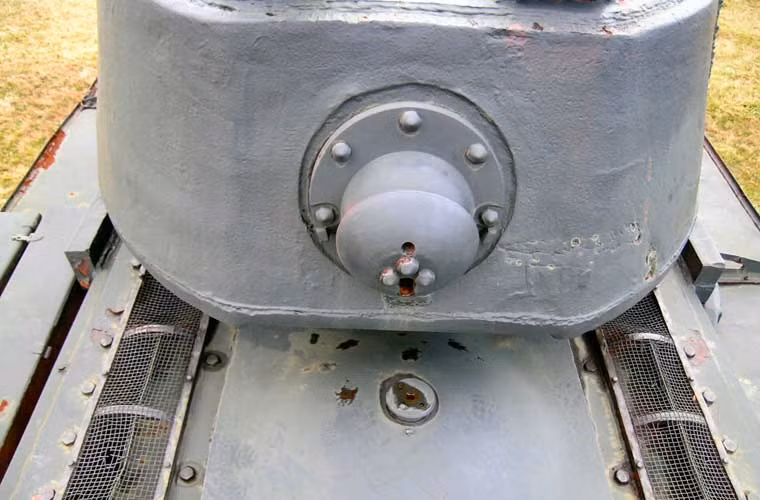 Phía sau tháp pháo dày 70mm và được bố trí ụ sống máy để diệt bất kỳ “anh lính bộ binh” nào muốn tấn công từ phía đuôi xe.