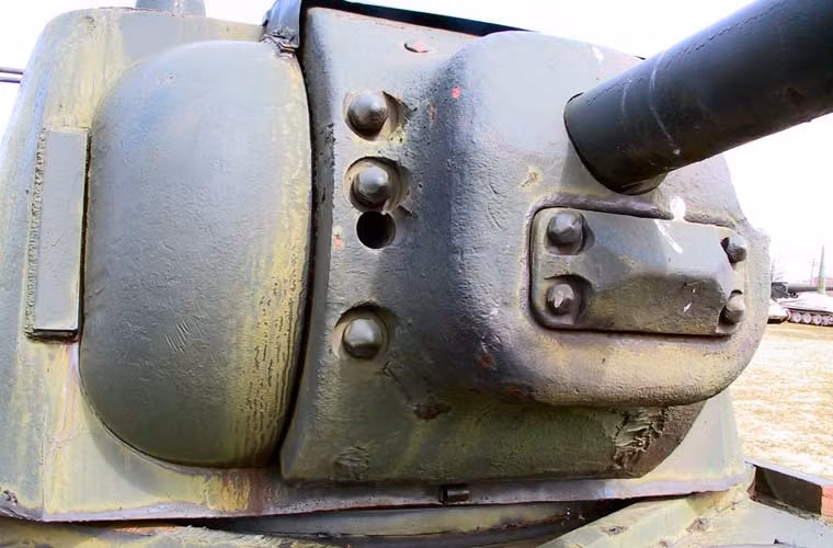 Tháp pháo của KV-1 cũng là “lô cốt kiên cố” với giáp trước dày đến 90mm.