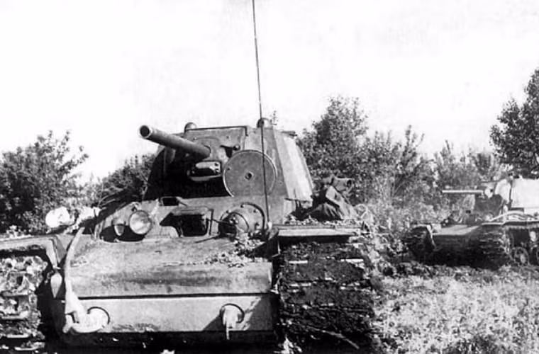 Với sức mạnh khủng khiếp như vậy, thời kỳ đầu chiến tranh Xô - Đức, xe tăng KV-1 gần như là "vô địch trên chiến trường". Nó thừa sức bắn hạ mọi loại tăng của phát xít, trong khi chiều ngược lại gần như là không thể. Đó là chưa kể, nhiều khi chỉ cần một chiếc tăng KV-1 là đủ cầm chân hoàn toàn lính Đức suốt nhiều ngày.