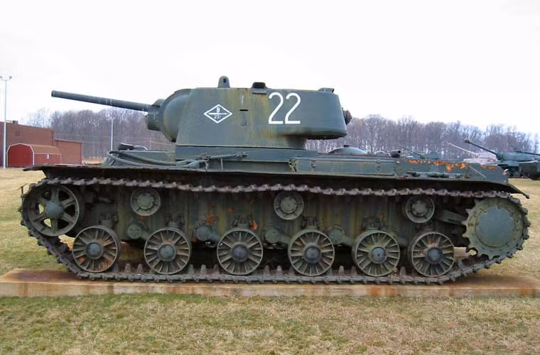 Thông thường khi không thể xuyên được mặt trước, các xe tăng hay pháo chống tăng cố gắng tìm hông địch để nã đạn. Tuy nhiên, với KV-1 thì giải pháp đó là không hiệu quả khi mà hai bên hông xe cũng dày tới 75mm, còn phần đuôi là 70mm.