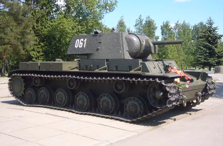 Dẫu sao, những gì mà cỗ xe tăng KV-1 làm được đã giúp cho Hồng quân Liên Xô có thêm chút ít thời gian củng cố lực lượng trên chiến trường trước sự tấn công vũ bão từ phát xít Đức.