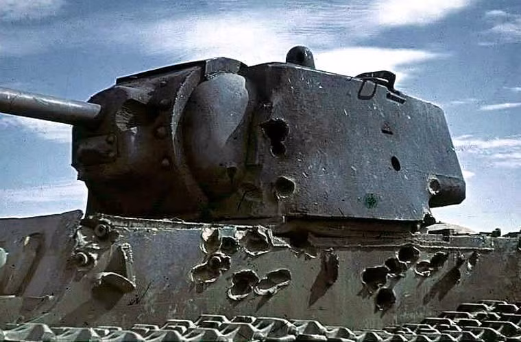 Với lớp giáp “khủng bố” như vậy, các xe tăng Panzer III hay Panzer IV của các đạo quân phát xít Đức hầu như bất lực hoàn toàn. Ảnh: Các vết đạn không thể xuyên trên tháp pháo và thân chiếc KV-1.