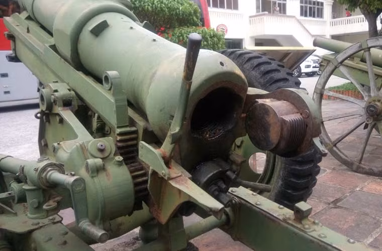 Cận cảnh bộ phận nạp đạn pháo 94mm.