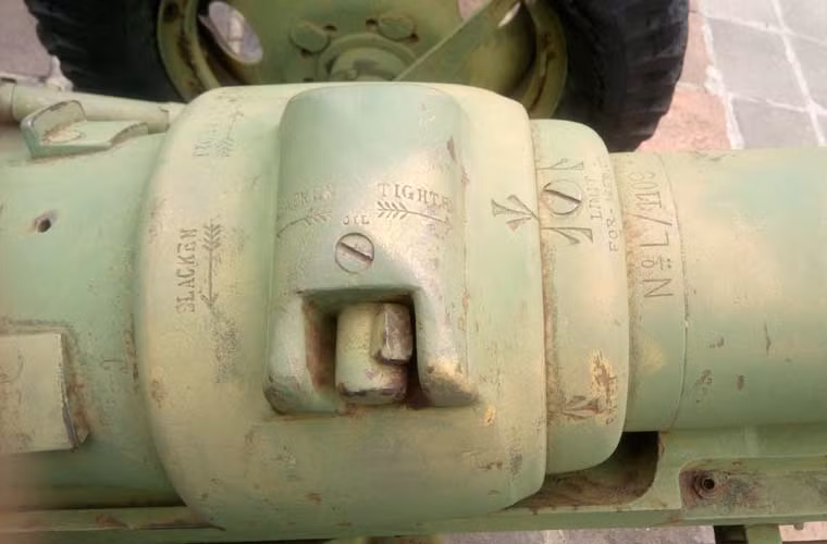 Cận cảnh các chữ khắc của nhà sản xuất vẫn lưu lại trên thân pháo sau khi ra đời đến cả thế kỷ.