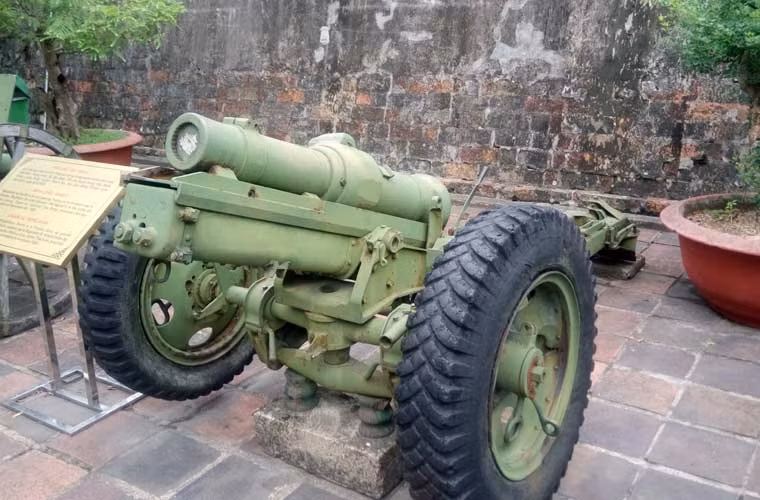 Hiện nay, tại Bảo tàng Lịch sử Quân sự Việt Nam đang trưng bày một khẩu pháo có cỡ nòng 94mm – một cỡ nòng rất lạ lùng đối với kiểu pháo hiện đại. Theo ghi chép của bảo tàng, khẩu sơn pháo 94mm này do Anh sản xuất, viện trợ cho Pháp sử dụng trong cuộc chiến tranh xâm lược Việt Nam (1946-1954). Ngày 4/10/1950, Trung đoàn 36, Đại đoàn 308 đã thu được khẩu này trong trận đánh Khâu Luông (chiến dịch Biên giới) thuộc huyện Thạch An, tỉnh Cao Bằng.